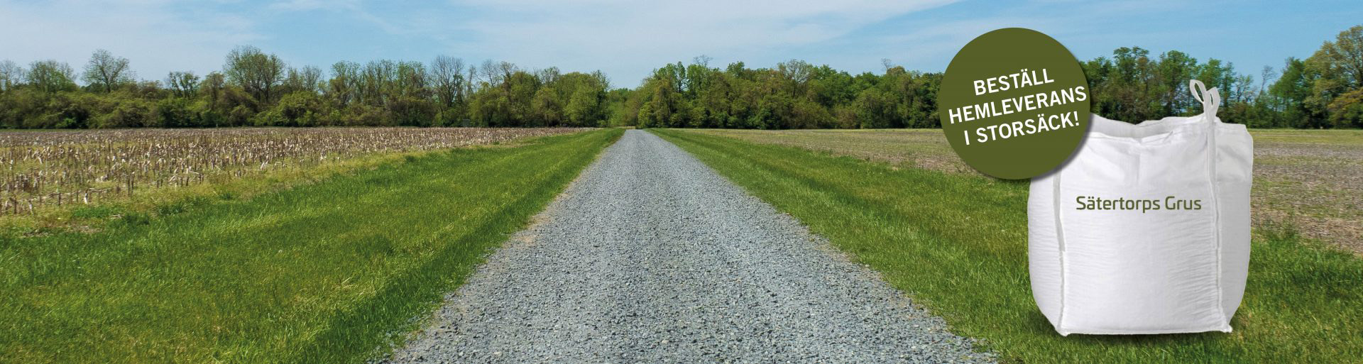 Storsäck bredvid en grusväg över en äng
