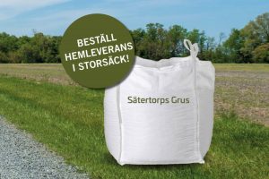 Storsäck framför ett fält